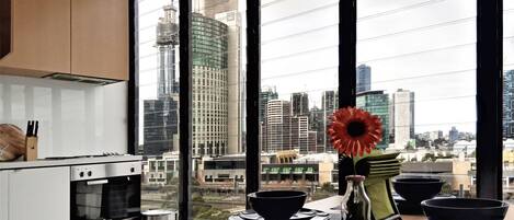 Familieleilighet | Eget tekjøkken | Kjøleskap, mikrobølgeovn, ovn og kokeplater