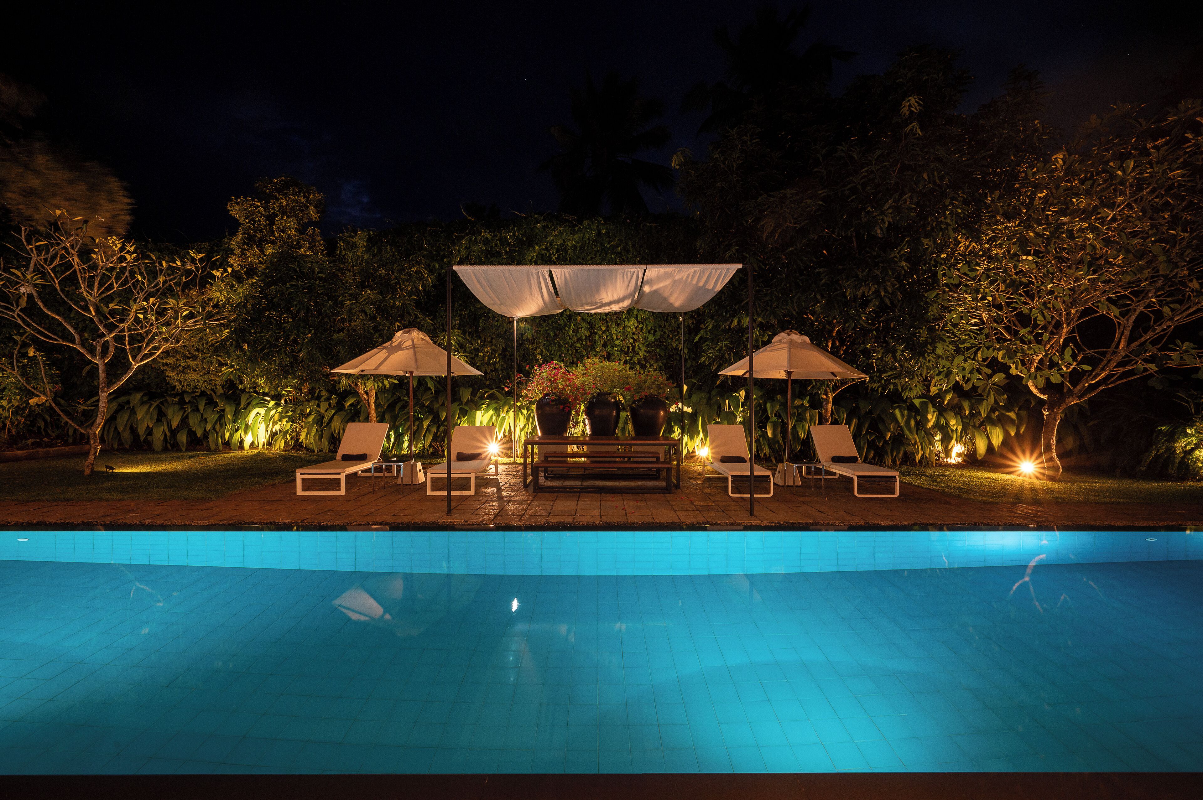 Outdoor pool, pool umbrellas, sun loungers