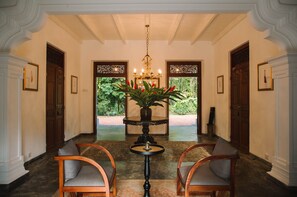 Lobby sitting area - Nyne Hotels Leela Walauwwa - Induruwa (Induruwa)