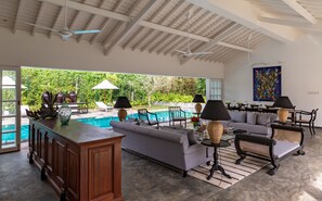 42-inch flat-screen TV with satellite channels, TV, DVD player - Nyne Hotels Leela Walauwwa - Induruwa (Induruwa)