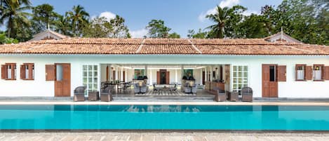 Außenpool, Sonnenschirme, Liegestühle