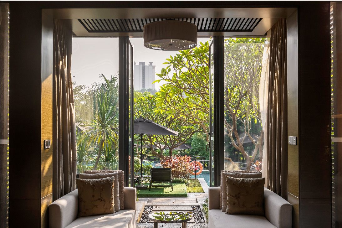 Deluxe Twin Room | Minibar, in-room safe, desk, blackout curtains