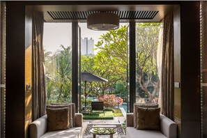 Minibar, caja de seguridad en la habitación y escritorio 