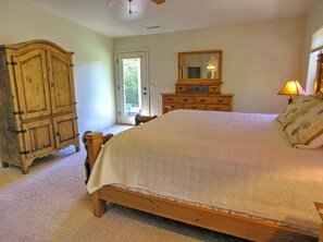 3 bedrooms, desk, iron/ironing board, free WiFi - Peaceful Sedona Getaway with Private Hot Tub, Fully Fenced Yard, Dog Friendly. (Sedona)