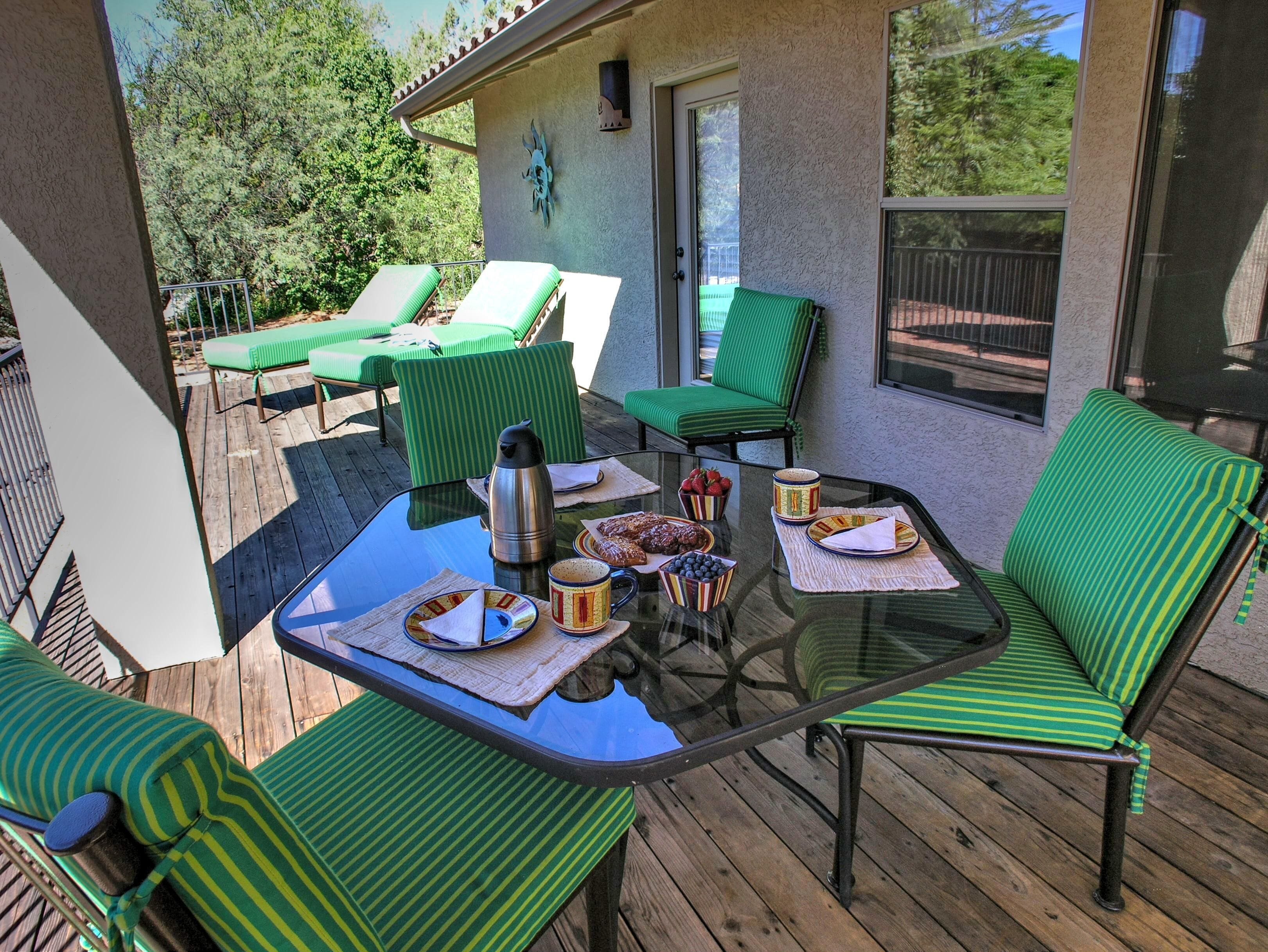 Peaceful Sedona Getaway with Private Hot Tub, Fully Fenced Yard, Dog Friendly.