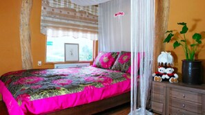 Room (13 PY, Cherry) | Free WiFi - Muhari Red Roof Pension (Buan)