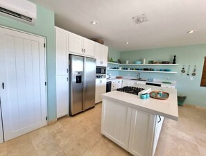 Refrigerador, microondas, lavavajillas y cafetera y tetera 