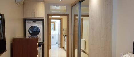 Luxury Studio Suite #4 | In-room safe, iron/ironing board, rollaway beds, free WiFi