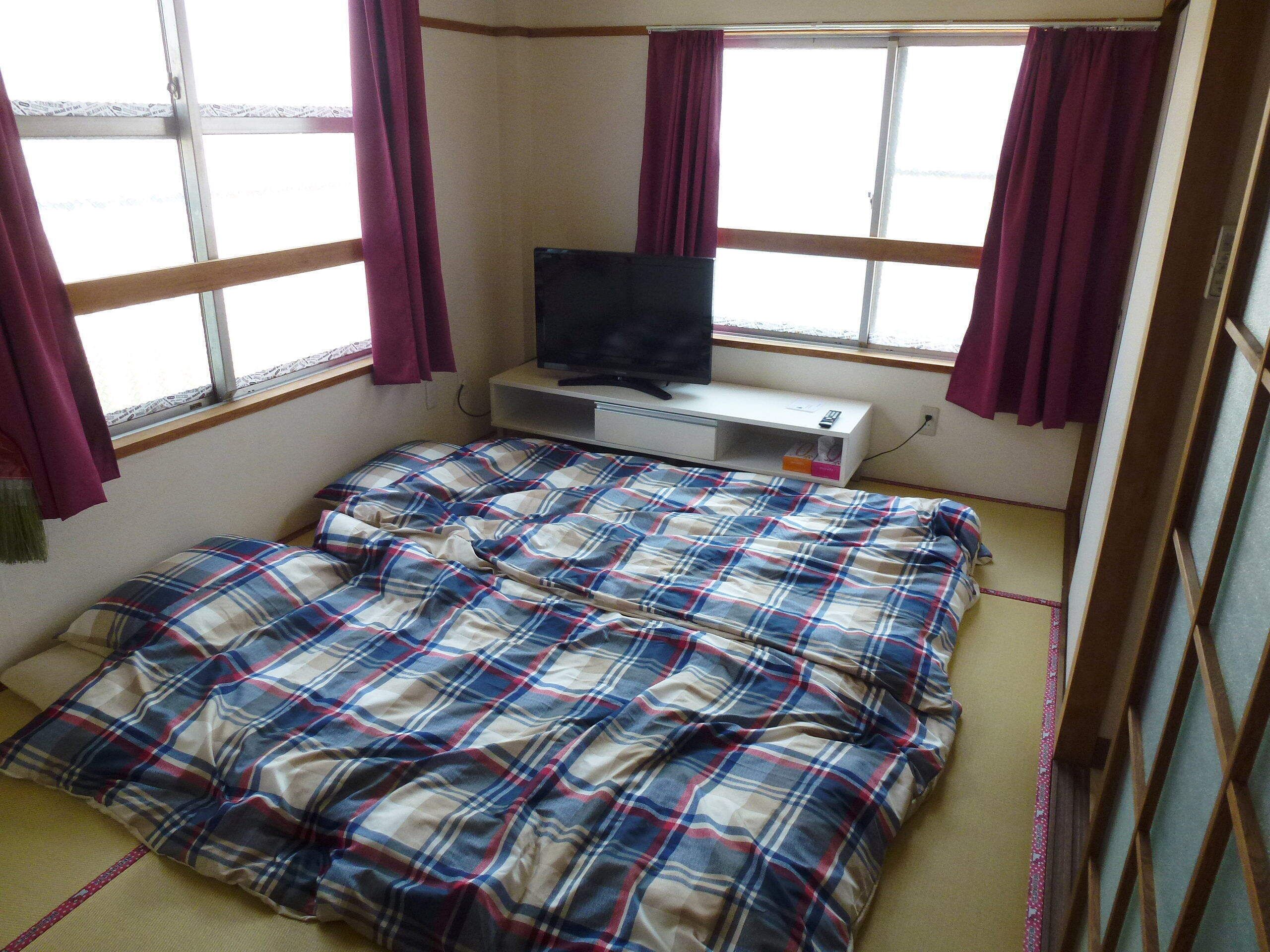 1 slaapkamer, een strijkplank/strijkijzer, gratis wifi, beddengoed