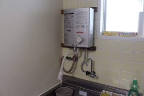 Interior - Max 5 people Wi-fi amenities Wii 202 MIYUKI HOUSE Tatami room Spacious 45m2 for family use MIYUKIHOUSE202 (春日市)
