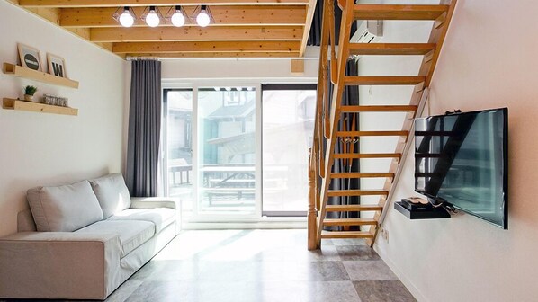 Duplex (Chocolate 3: base 8 pax) | Living area | Flat-screen TV