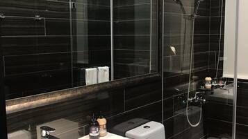 Driepersoonskamer | Badkamer | Een douche, gratis toiletartikelen, een haardroger, pantoffels