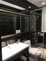 Ducha, artículos de tocador gratuitos, secador de pelo, pantuflas