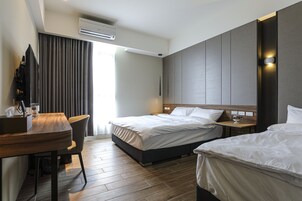 Escritorio, wifi gratis y ropa de cama 