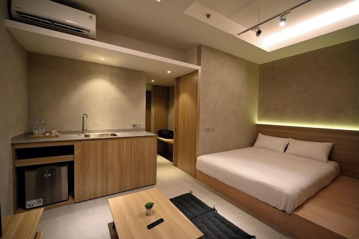 Laptop workspace, soundproofing, WiFi (free), individually decorated