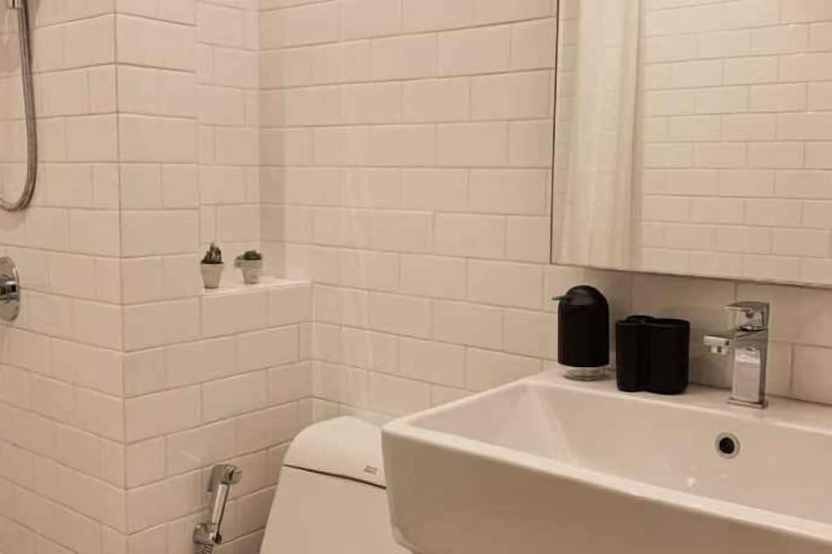 Bathroom | Shower, hair dryer, bidet, towels