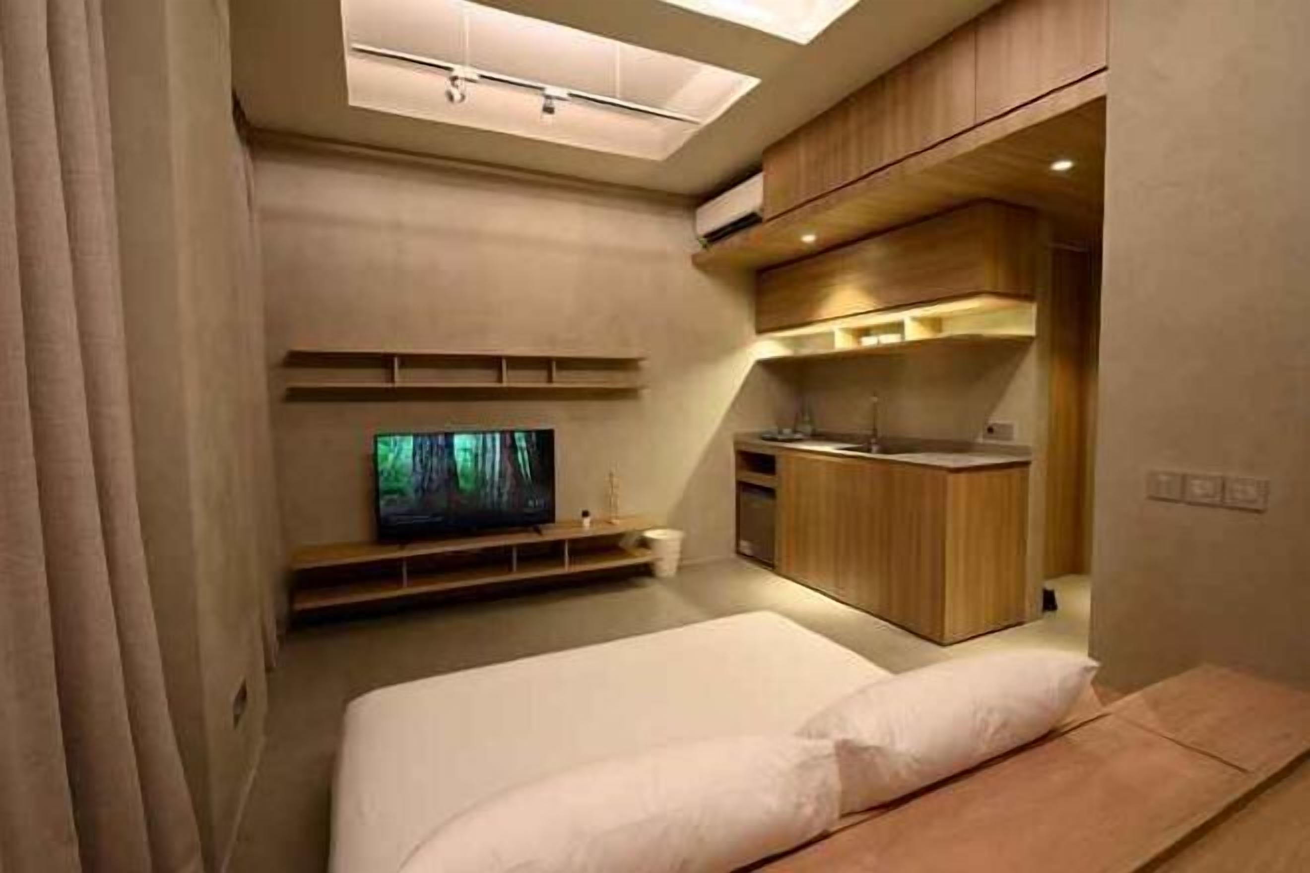 Individually decorated, individually furnished, laptop workspace