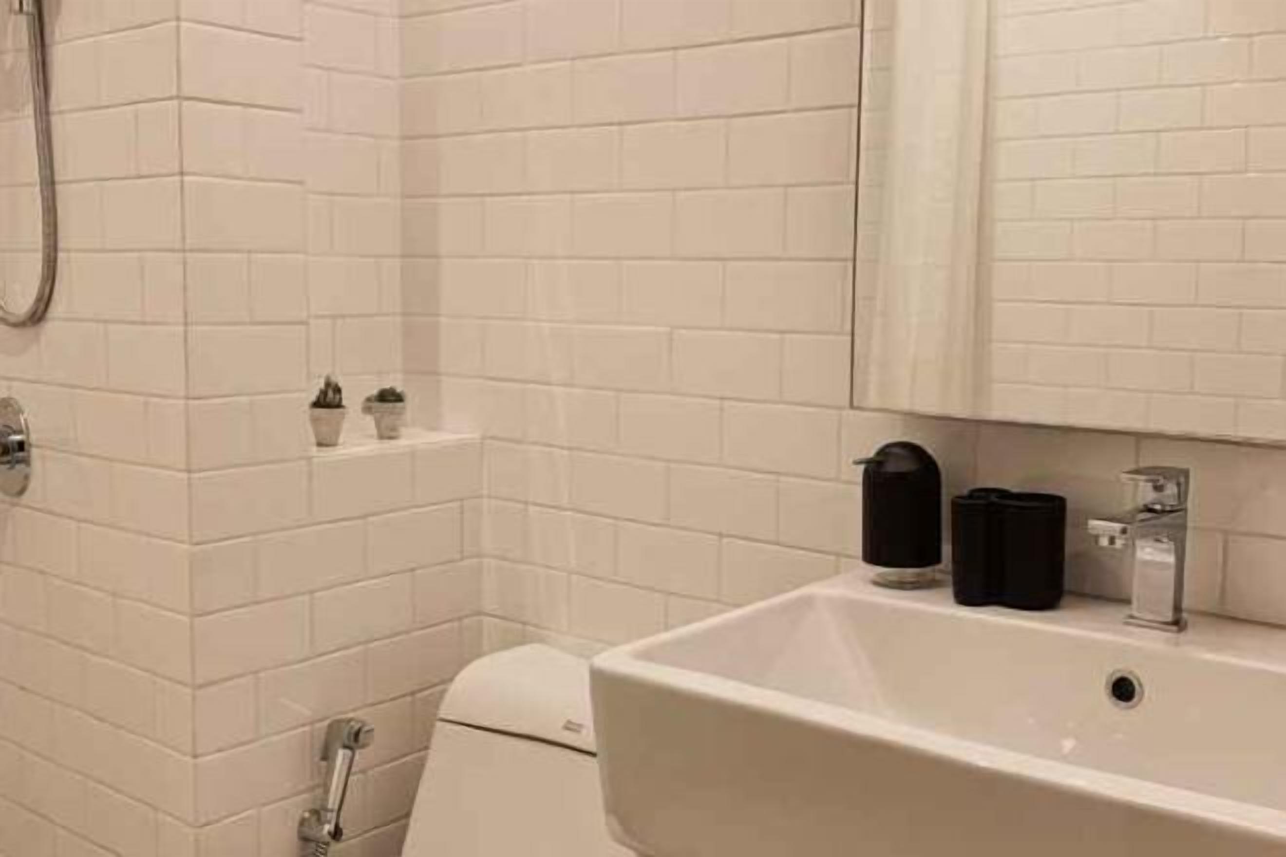 Salle de bain | Douche, sèche-cheveux, bidet, serviettes fournies