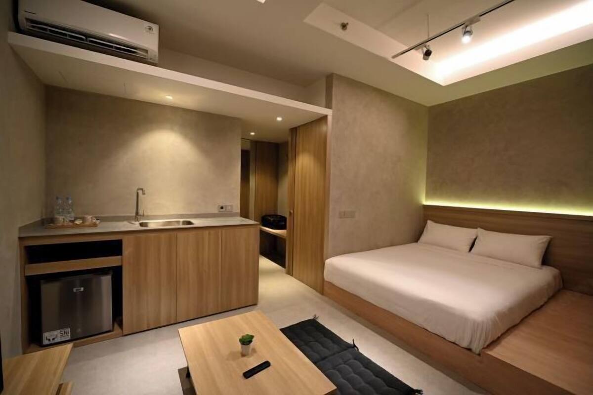 Laptop workspace, soundproofing, free WiFi, individually decorated