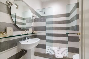 Luxe appartement, 4 slaapkamers, uitzicht op de stad | Badkamer | Een bad/douchecombinatie, gratis toiletartikelen, een haardroger