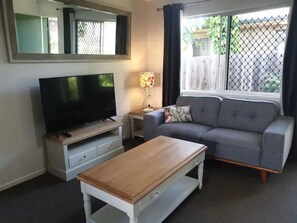 Smart TV - Cosy Buderim home away from home (Buderim)