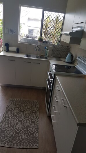 Fridge, microwave, oven, stovetop - Cosy Buderim home away from home (Buderim)