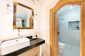 Suihku, ympäristöystävälliset hygieniatuotteet, hiustenkuivaaja, bidee