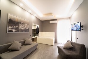 SUITE VASCA IDROmassaggio - edificio separato - corso umberto I, 311 | In-room safe, desk, blackout curtains, free WiFi - H. G. Boutique Toledo Napoli Centro by ClaPa Group Dislocated Hospitality (Naples)