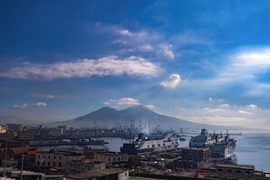Camera matrimoniale vista mare - edificio separato - via a. de gasperi 55, 5 piano | Terras