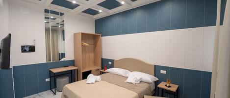 Camera matrimoniale economy - edificio separato - via del chiostro 25 | 1 bedroom, in-room safe, desk, blackout drapes