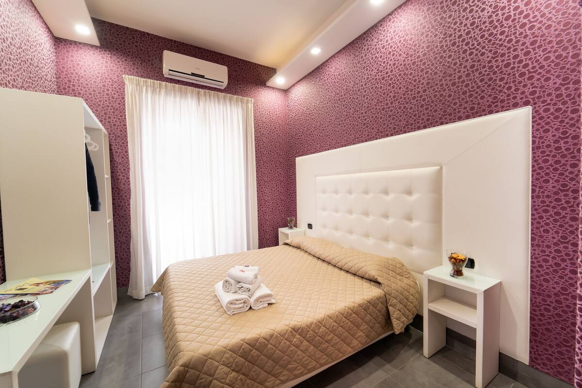 Une chambre à coucher avec un grand lit, un bureau et une armoire.