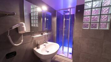 Camera matrimoniale DELUXE- edificio separato - corso umberto I, 311 | Badezimmer | Dusche, kostenlose Toilettenartikel, Haartrockner, Bidet
