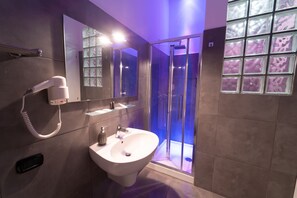 Camera matrimoniale DELUXE- edificio separato - corso umberto I, 311 | Bagno | Doccia, set di cortesia gratuito, asciugacapelli, bidet
