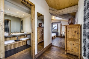Superior Twin Room | Bathroom