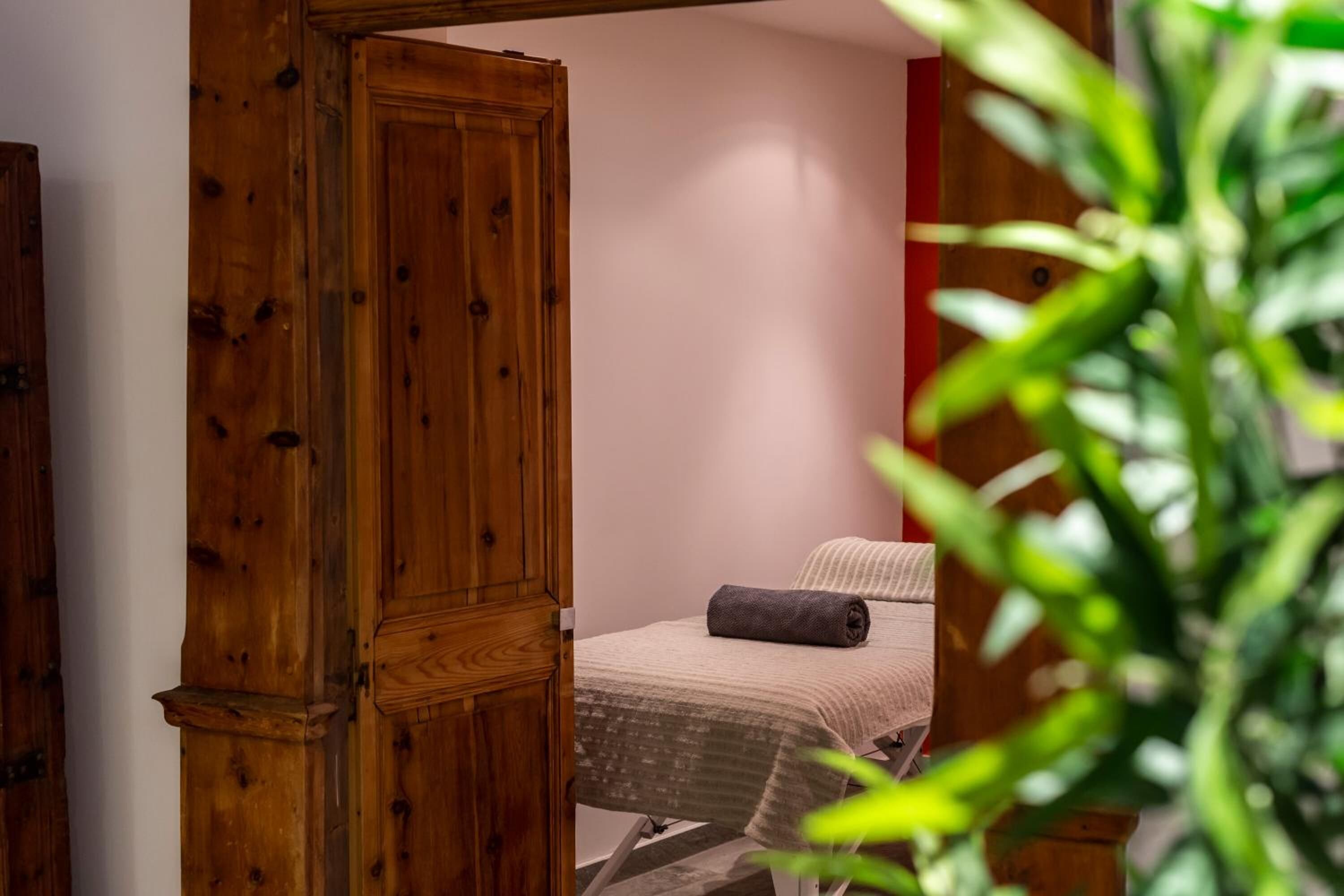 Sauna, tina de hidromasaje, baño de vapor y masajes 