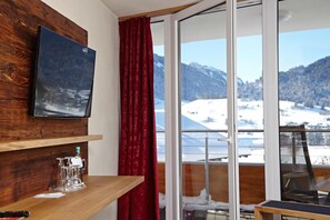 Chambre Double Deluxe, vue montagne | Coffres-forts dans les chambres, rideaux occultants