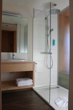 Shower, towels - Hotel Oberdorfer Stuben (Obermaiselstein)