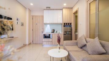 Apartamento superior, 1 quarto (with Window) | Sala de estar | TV LCD 45 polegadas com canais a cabo, TV