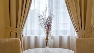 Apartamento superior, 1 quarto (with Window) | Vista do quarto