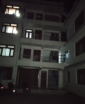 Free self-parking - Nirvaan Guest House (Kathmandu)