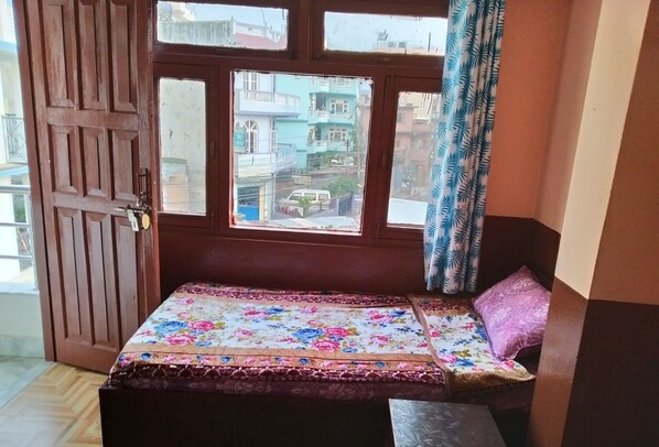 Habitación individual básica | Muebles diferentes 