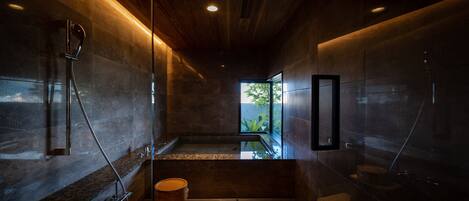 行政套房, 非吸煙房 (King Double Bed, 51 Sqm) | 浴室 | 獨立浴缸和淋浴設備、全浸式浴缸、免費盥洗用品、吹風機