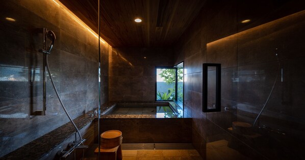 行政套房, 非吸煙房 (King Double Bed, 51 Sqm) | 浴室 | 獨立浴缸和淋浴設備、全浸式浴缸、免費盥洗用品、吹風機