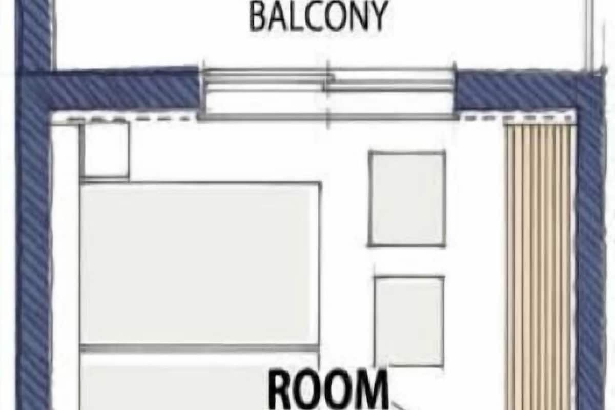 Plano de un cuarto de hotel con balcón, baño, inodoro y la inscripción 301(201).