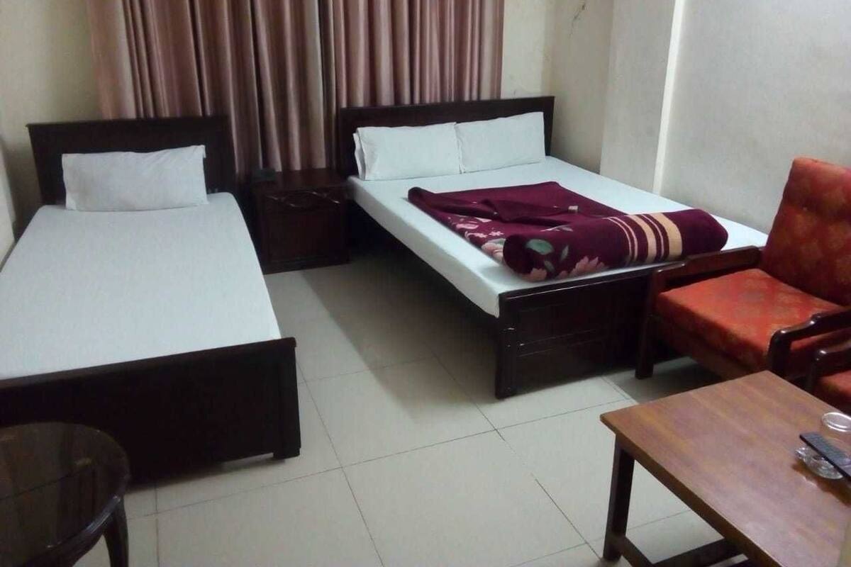 In-room safe, desk, WiFi (free)