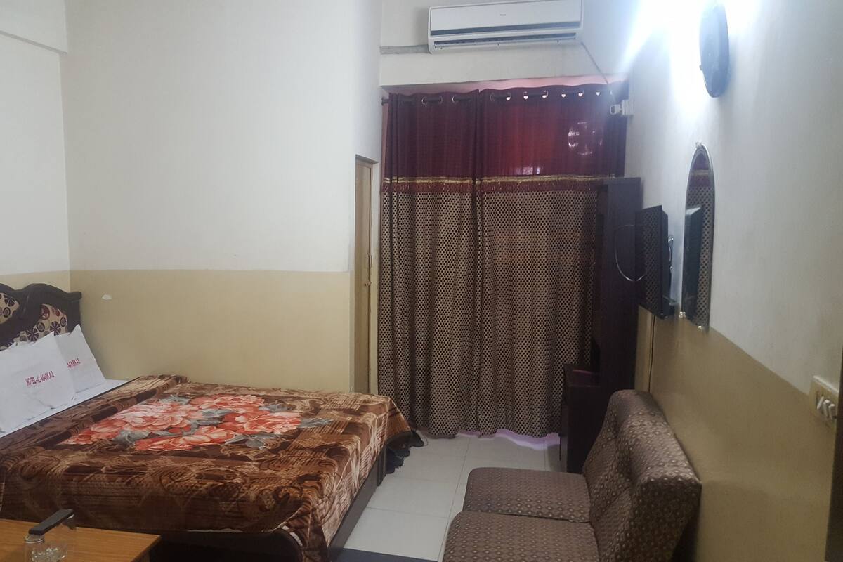 Basic Room | In-room safe, desk, WiFi (free)