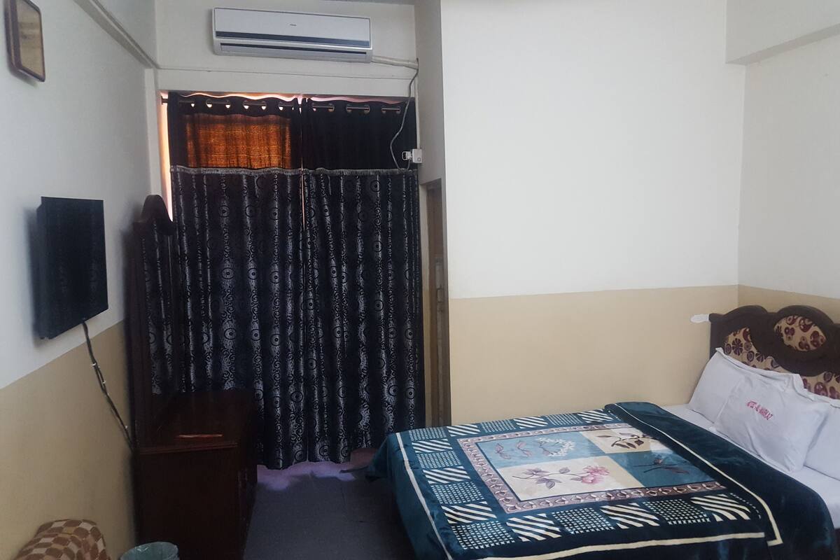 In-room safe, desk, WiFi (free)