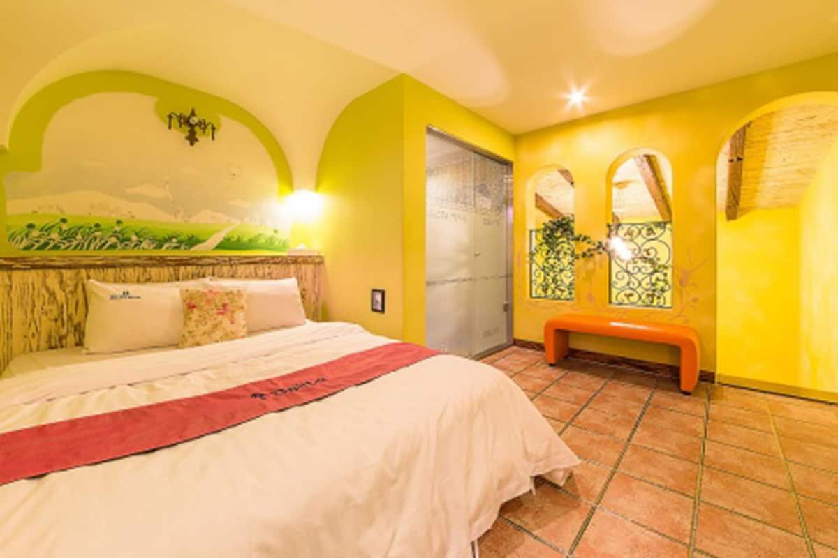 Une chambre à coucher avec un lit, un banc et une porte.