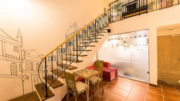 Deluxe Duplex (Provence) | Ruang tamu | 49 inci televisyen LCD dengan kabel, TV, komputer