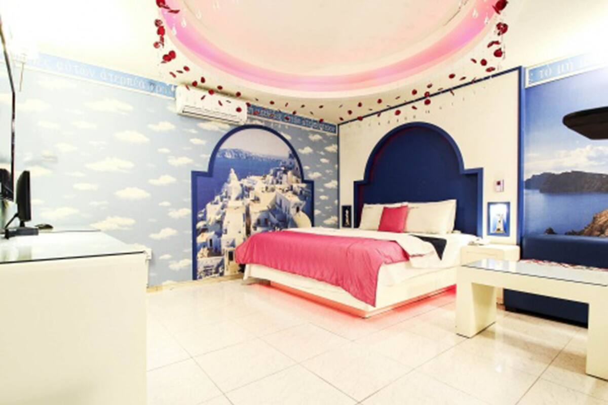 Une chambre à coucher avec un lit, un bureau et une chaise.